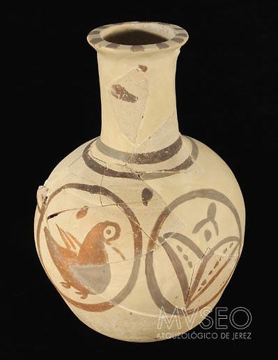 Jarrón con motivos zoomorfos y fitomorfos (cerámica a torno pintada). Hispano-musulmán. Siglo X.