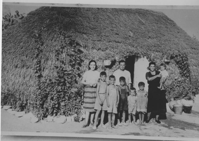 Fotografía de las antiguas Chozas donde vivian las familias en Mesas de Asta hasta la construcción de la actual barriada.